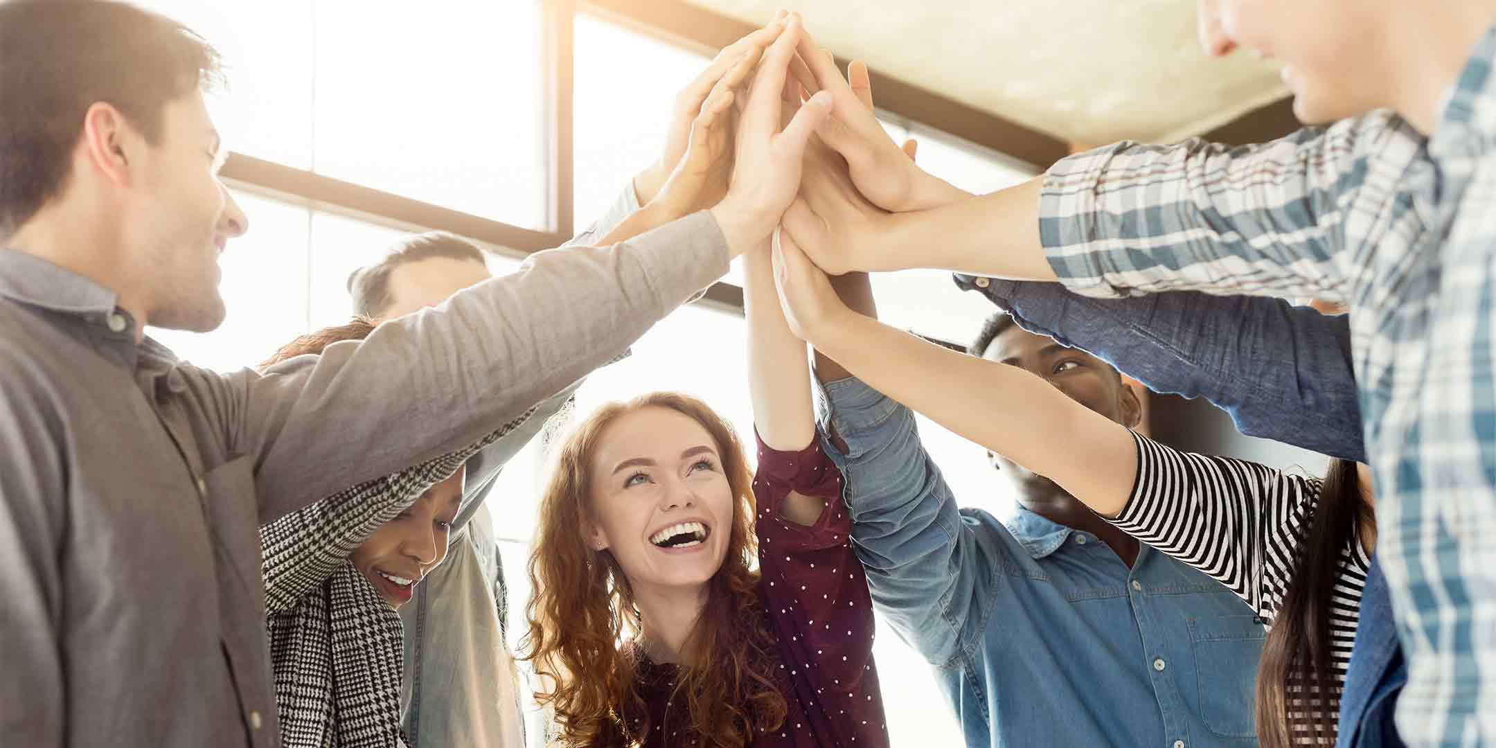 Fröhliches Team nach einer Systemischen Aufstellung innerhalb der Teamentwicklung
